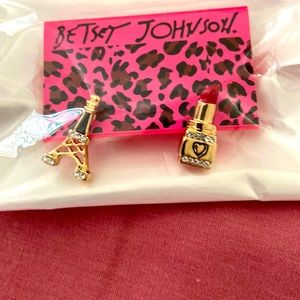 Betsey Johnson Mismatched Eiffel Tower / Lipstick Stud Earrings  NIB
